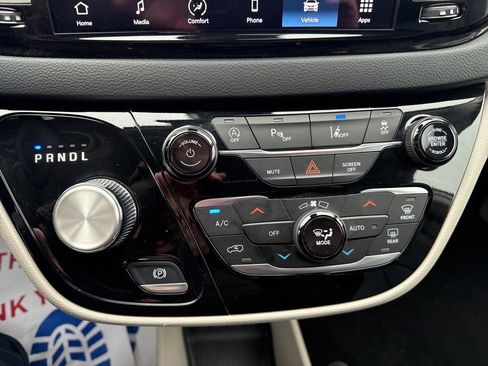 Used 2023 Chrysler Pacifica Touring-L image 15