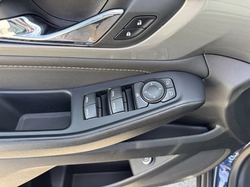 Used 2023 Chevrolet Traverse LT image 16