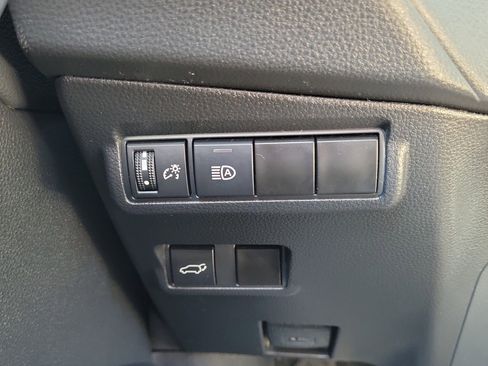 Used 2023 Toyota Corolla Cross XLE image 24