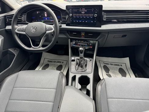Used 2025 Volkswagen Jetta SE FWD image 13