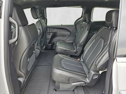 New 2025 Chrysler Pacifica Select image 15