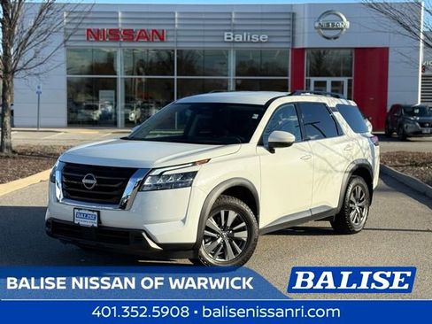 Used 2022 Nissan Pathfinder SV image 1