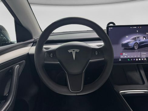 Used 2025 Tesla Model Y Long Range RWD image 8