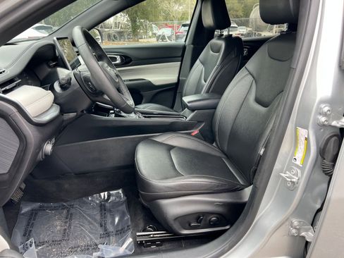 Used 2025 Jeep Compass Limited image 24