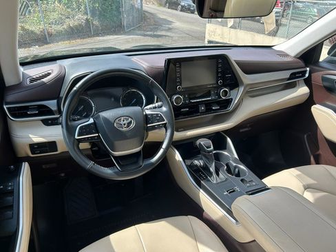 Used 2022 Toyota Highlander XLE AWD/4WD image 16