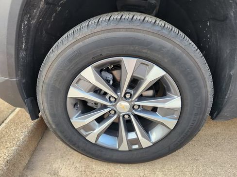 Used 2026 Chevrolet Equinox LT FWD image 9