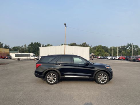 Used 2022 Ford Explorer XLT w/ Equipment Group 202A image 7