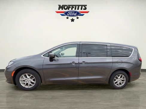 Used 2023 Chrysler Pacifica Touring-L FWD image 2
