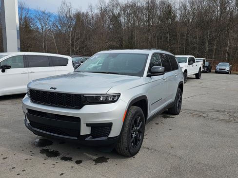 Used 2024 Jeep Grand Cherokee L Laredo image 3