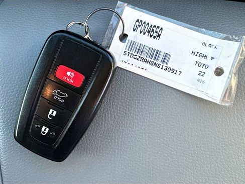 Used 2022 Toyota Highlander XLE image 40