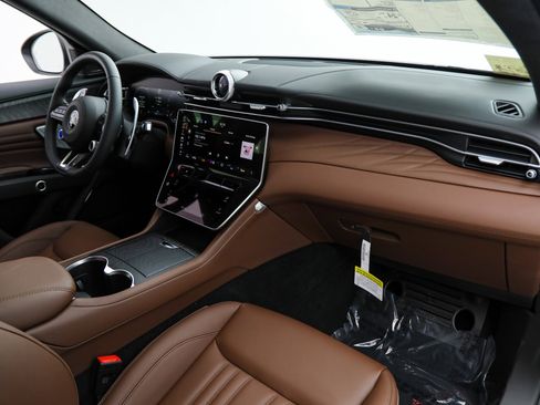 New 2025 Maserati Grecale GT image 10