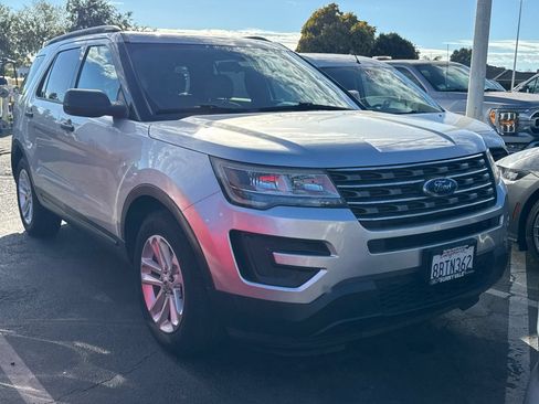 Used 2017 Ford Explorer FWD image 2