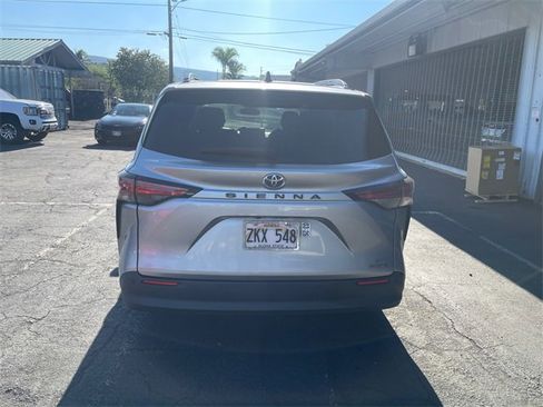 Used 2022 Toyota Sienna XLE image 5