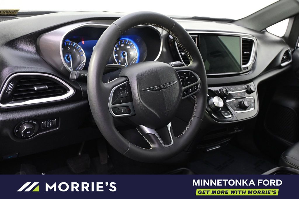 Used 2026 Chrysler Pacifica Select FWD image 13