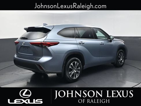 Used 2021 Toyota Highlander XLE AWD/4WD image 9