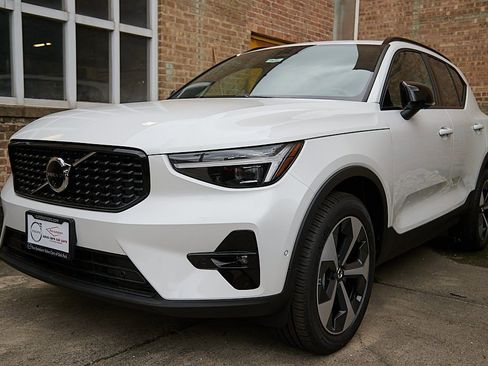 New 2026 Volvo XC40 B4 Plus w/ Climate Package image 2