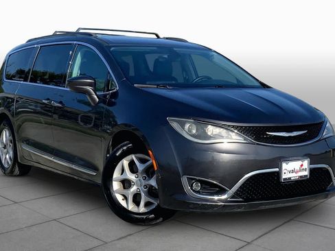 Used 2017 Chrysler Pacifica Touring-L w/ Tire & Wheel Group FWD image 3