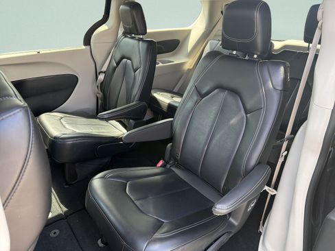 Used 2023 Chrysler Pacifica Touring-L FWD image 26