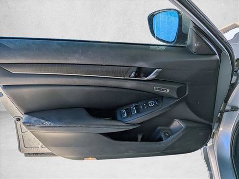 Used 2018 Honda Accord Touring image 9