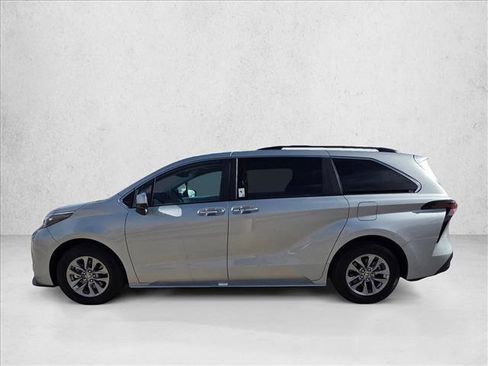 Used 2025 Toyota Sienna XLE image 9