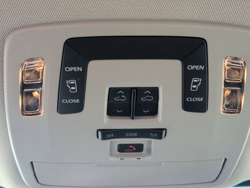 Used 2025 Toyota Sienna LE w/ LE Plus Package image 17