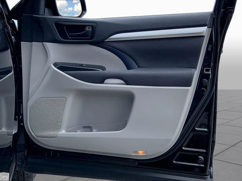 Used 2019 Toyota Highlander LE FWD image 22
