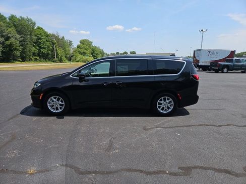 Used 2024 Chrysler Pacifica Touring-L FWD image 4