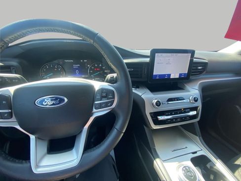 Used 2024 Ford Explorer XLT AWD/4WD image 15