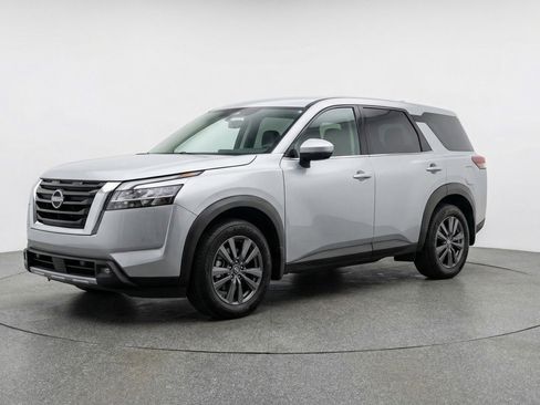 Used 2025 Nissan Pathfinder SV FWD image 3