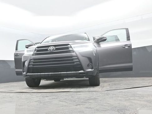 Used 2019 Toyota Highlander SE image 31