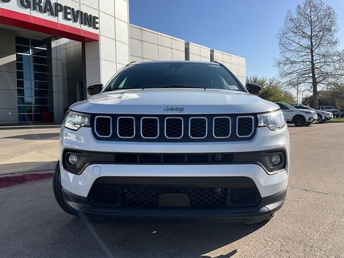 Used 2025 Jeep Compass Latitude image 3
