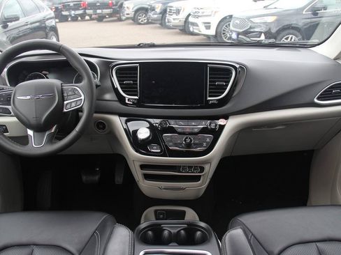 Used 2024 Chrysler Pacifica Touring-L FWD image 18