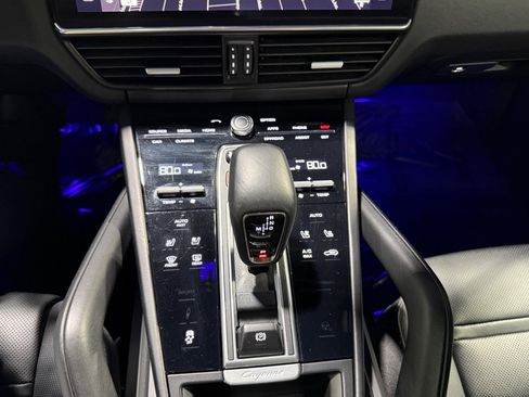 Used 2022 Porsche Cayenne image 46