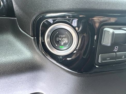 Used 2025 GMC Sierra 1500 SLT AWD/4WD image 33