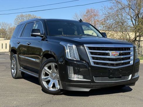 Used 2017 Cadillac Escalade Luxury image 2