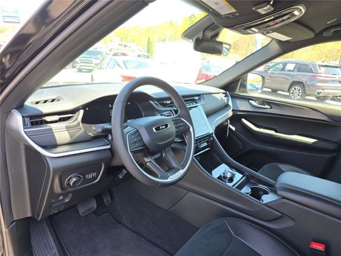 New 2025 Jeep Grand Cherokee Altitude AWD/4WD image 23