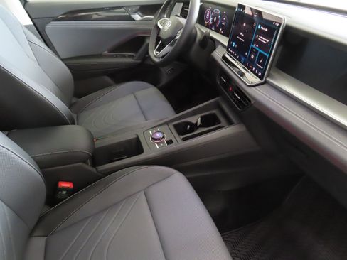 New 2026 Volkswagen Tiguan SE image 26