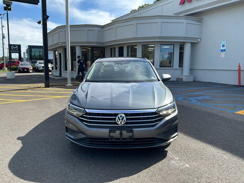 Used 2019 Volkswagen Jetta SE w/ Cold Weather Package FWD image 2