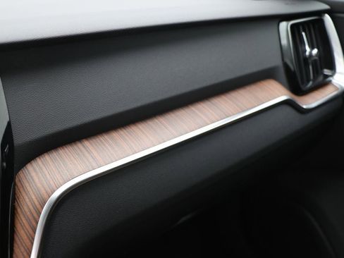 Used 2025 Volvo V60 B5 Cross Country Plus image 28