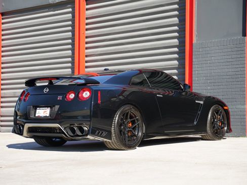 Used 2023 Nissan GT-R Premium w/ Premium Interior Package image 5