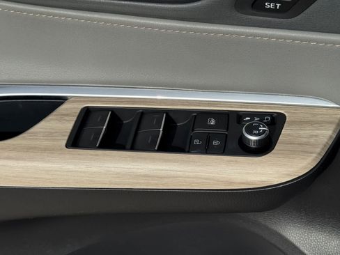 Used 2023 Toyota Venza XLE image 15