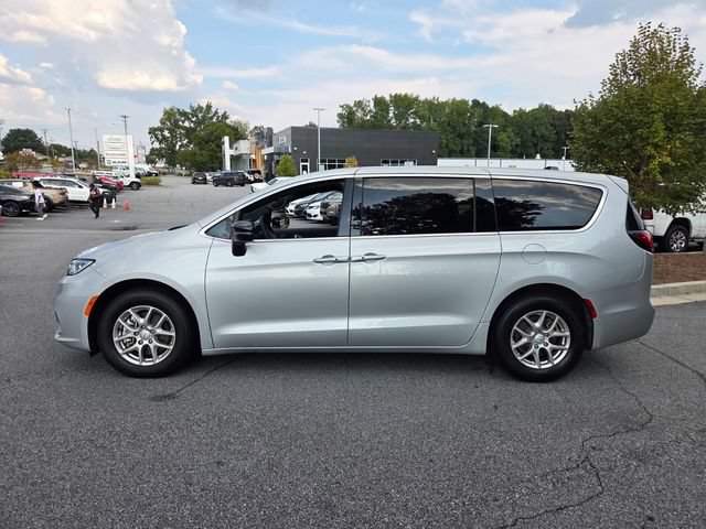 Used 2026 Chrysler Pacifica Select FWD image 4
