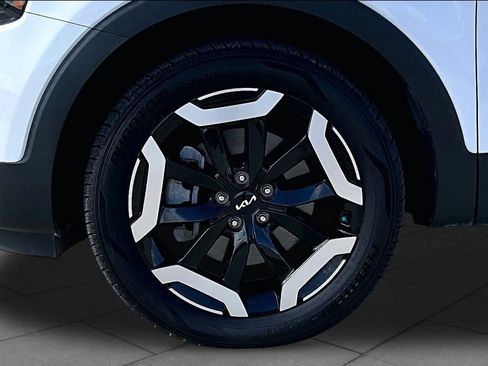 Used 2024 Kia Telluride EX w/ EX Captain's Chair Package FWD image 10