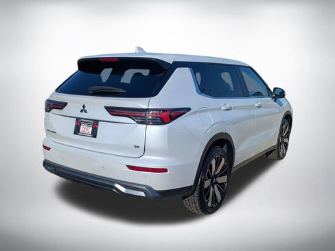 Used 2025 Mitsubishi Outlander SE FWD image 3