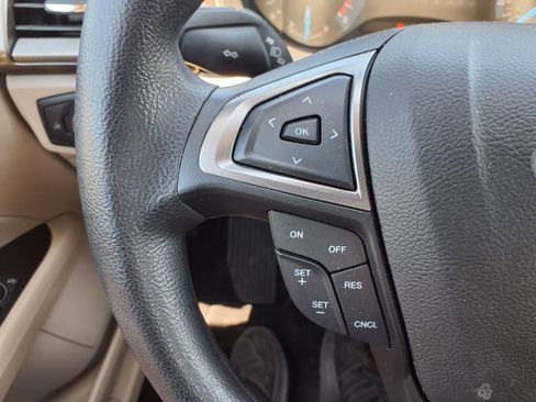 Used 2017 Ford Fusion SE FWD image 12