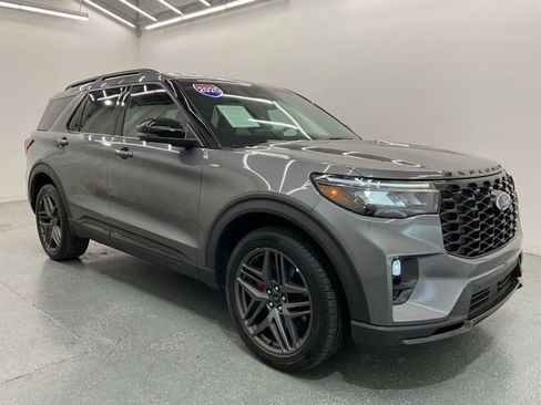 Used 2025 Ford Explorer ST-Line w/ ST-Line Street Pack AWD/4WD image 8