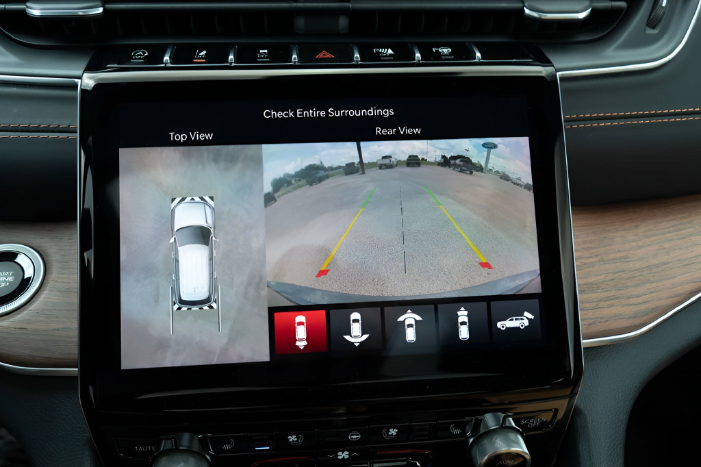 Used 2023 Jeep Grand Cherokee Summit w/ Luxury Tech Group V RWD image 27