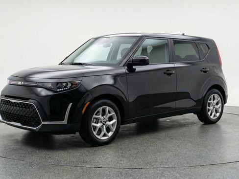 Used 2025 Kia Soul LX w/ LX Technology Package FWD image 3