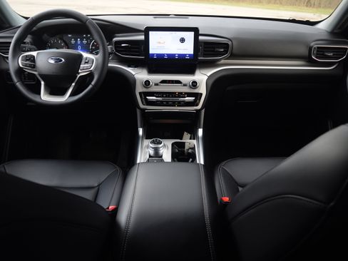 Used 2023 Ford Explorer XLT w/ Equipment Group 202A image 8