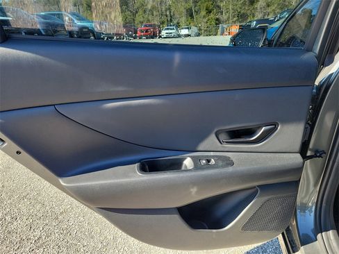 Certified 2025 Hyundai Elantra Sport image 9